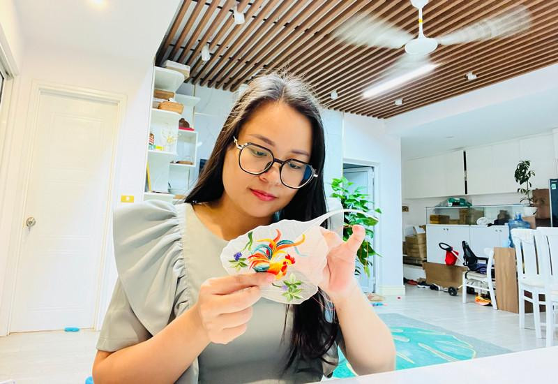 Chị Cúc học thêu tay từ khi lên 9 tuổi.