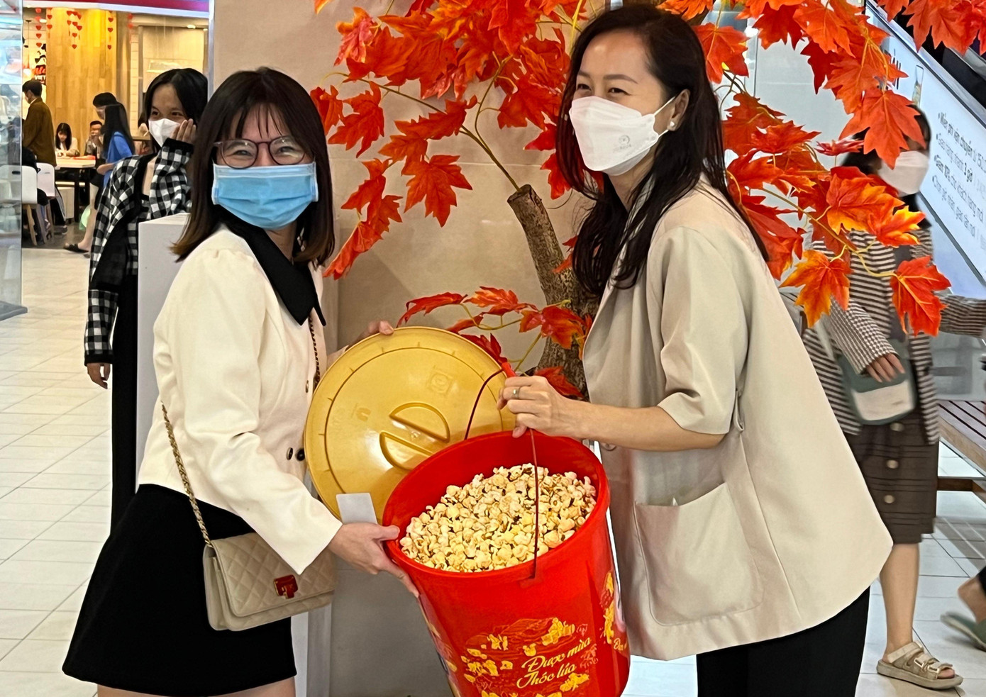 Đôi bạn trẻ chụp hình lưu lại &quot;khoảnh khắc&quot; đáng nhớ này.