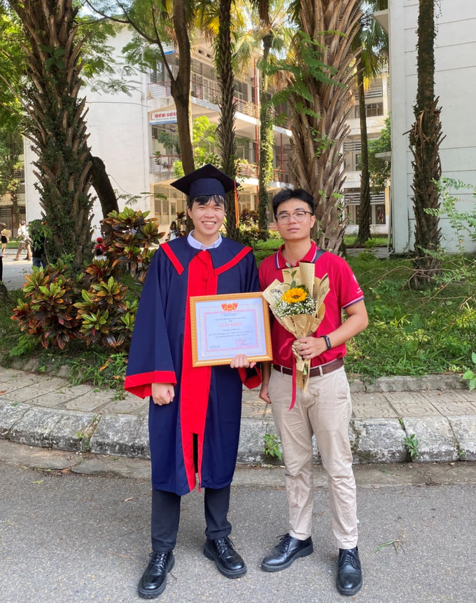 Tú cùng người anh thân thiết Phạm Đình Dương trong lễ tốt nghiệp (Ảnh: NVCC). Tú cùng người anh thân thiết Phạm Đình Dương trong lễ tốt nghiệp (Ảnh: NVCC).