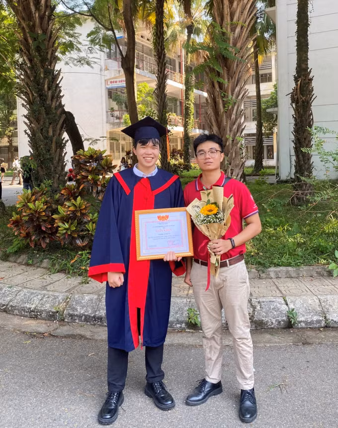 Tú cùng người anh thân thiết Phạm Đình Dương trong lễ tốt nghiệp (Ảnh: NVCC). Tú cùng người anh thân thiết Phạm Đình Dương trong lễ tốt nghiệp (Ảnh: NVCC).
