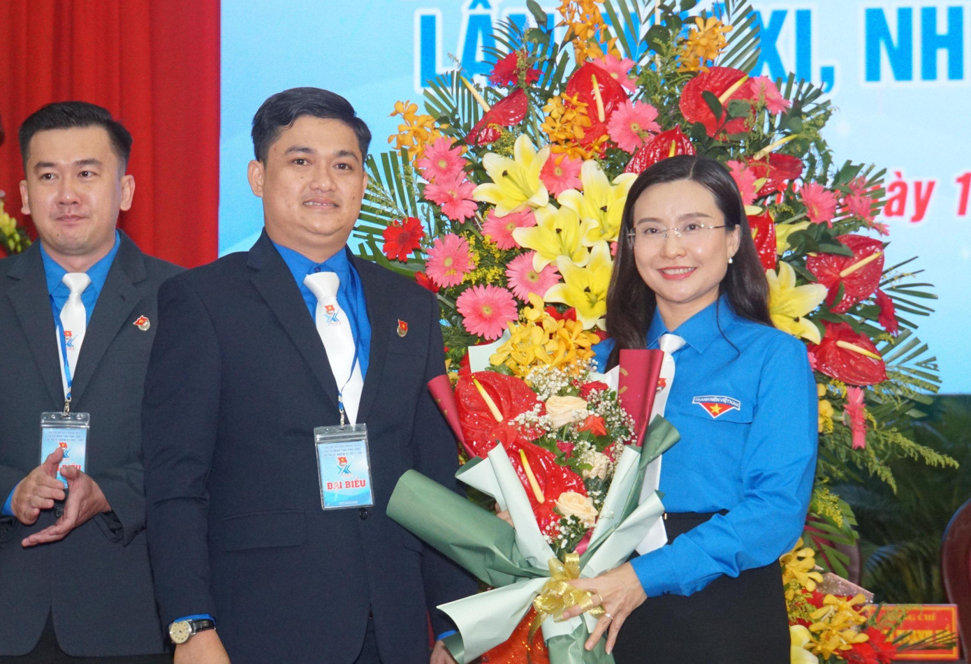 Bí thư Trung ương Đoàn Nguyễn Phạm Duy Trang tặng hoa chúc mừng Tân Bí thư Tỉnh Đoàn Vĩnh Long. Ảnh: Hòa Hội Bí thư Trung ương Đoàn Nguyễn Phạm Duy Trang tặng hoa chúc mừng Tân Bí thư Tỉnh Đoàn Vĩnh Long. Ảnh: Hòa Hội