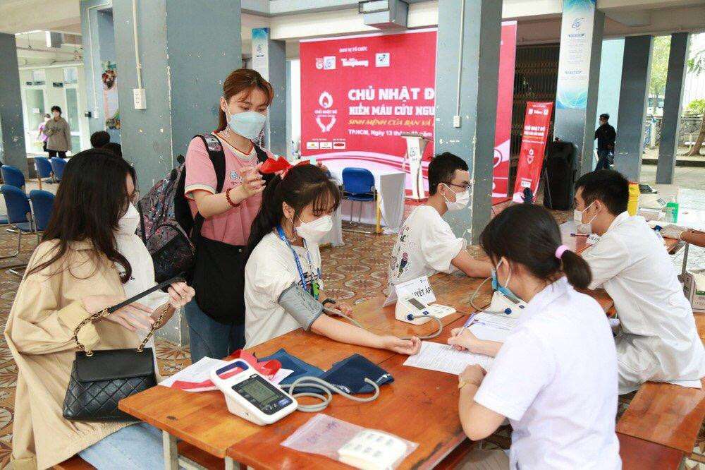 Tranh thủ trước giờ học tập, rèn luyện, nhiều bạn sinh viên nhà trường đã có mặt tại khu vực tổ chức chương trình để đăng ký, kiểm tra sức khỏe và cho máu.