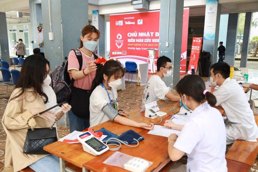 Tranh thủ trước giờ học tập, rèn luyện, nhiều bạn sinh viên nhà trường đã có mặt tại khu vực tổ chức chương trình để đăng ký, kiểm tra sức khỏe và cho máu.