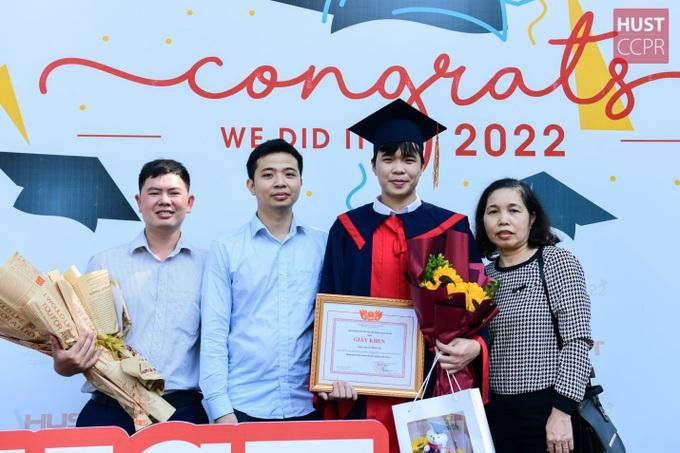 Tú cùng gia đình trong buổi lễ tốt nghiệp diễn ra ngày 23/10 (Ảnh: NVCC). Tú cùng gia đình trong buổi lễ tốt nghiệp diễn ra ngày 23/10 (Ảnh: NVCC).