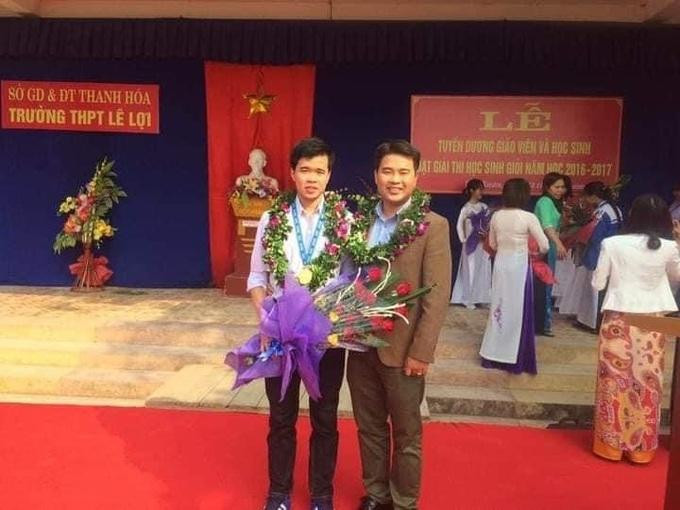 Lê Minh Tú cùng thầy hướng dẫn được Trường THPT Lê Lợi trao thưởng sau khi đạt giải Nhất quốc gia giải Toán trên máy tính cầm tay năm 2017 (Ảnh: NVCC). Lê Minh Tú cùng thầy hướng dẫn được Trường THPT Lê Lợi trao thưởng sau khi đạt giải Nhất quốc gia giải Toán trên máy tính cầm tay năm 2017 (Ảnh: NVCC).