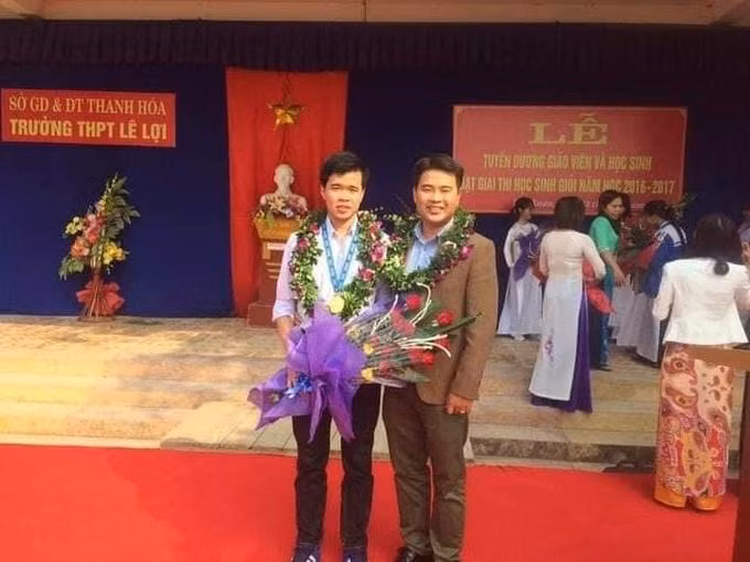 Lê Minh Tú cùng thầy hướng dẫn được Trường THPT Lê Lợi trao thưởng sau khi đạt giải Nhất quốc gia giải Toán trên máy tính cầm tay năm 2017 (Ảnh: NVCC). Lê Minh Tú cùng thầy hướng dẫn được Trường THPT Lê Lợi trao thưởng sau khi đạt giải Nhất quốc gia giải Toán trên máy tính cầm tay năm 2017 (Ảnh: NVCC).
