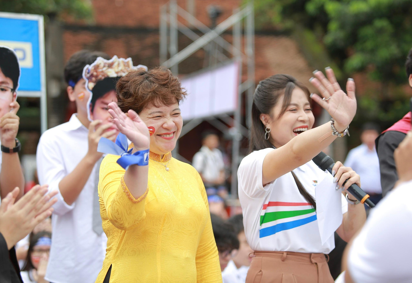 MC Hoàng Linh (phải) &quot;làm nóng&quot; không khí tại điểm cầu Hà Nội