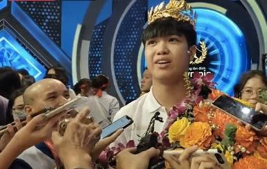 Nam sinh Thái Bình Đặng Lê Nguyên Vũ giành ngôi vô địch Đường lên đỉnh Olympia năm thứ 22