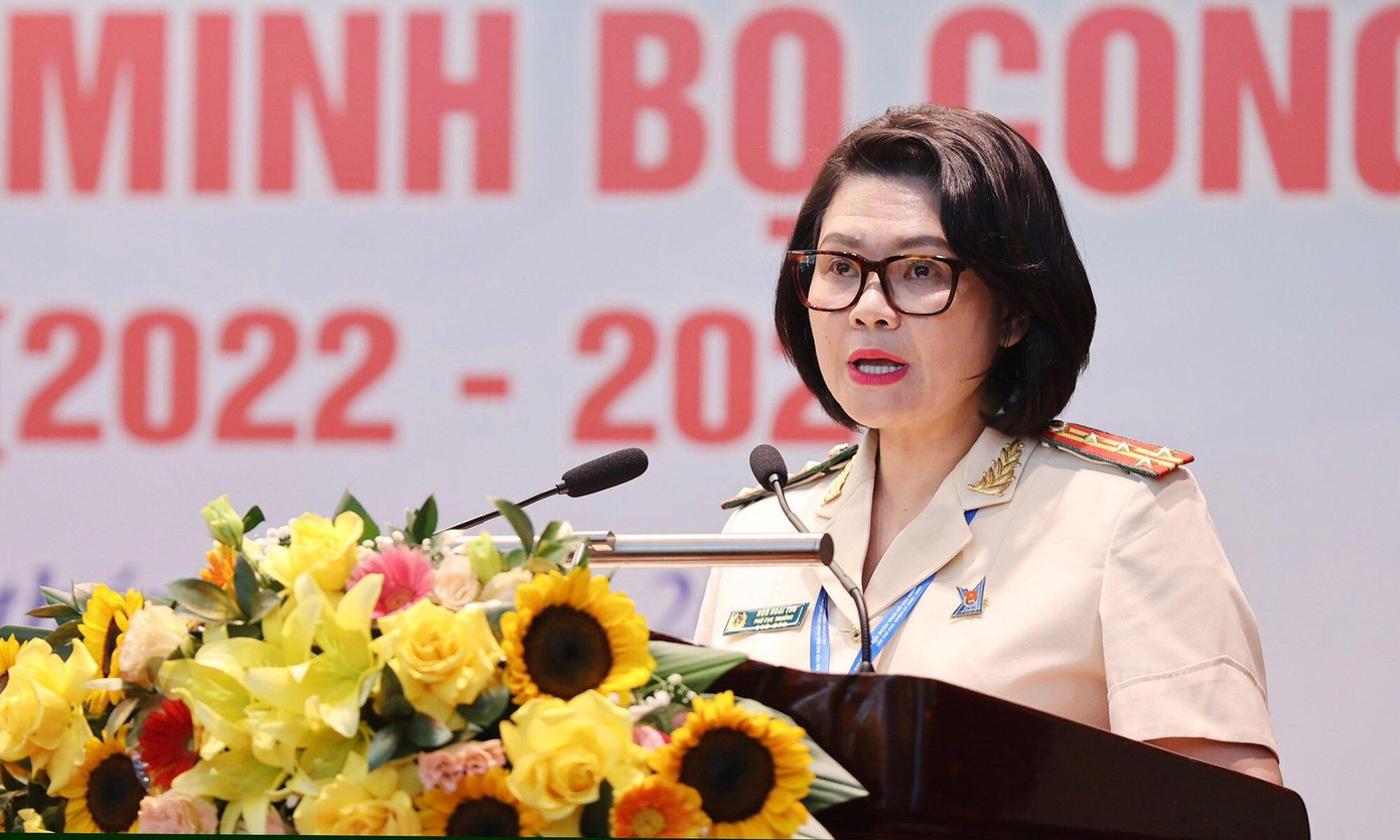 Đại tá Ngô Hoài Thu - Phó Cục trưởng Cục Công tác Đảng và Công tác chính trị, Bộ Công an, Phó Ban tổ chức Đại hội trình bày báo cáo tóm tắt, định hướng thảo luận góp ý vào dự thảo báo cáo chính trị, chương trình hành động Đại hội Đoàn Thanh niên Bộ Công an lần thứ XXII và dự thảo báo cáo chính trị trình Đại hội Đoàn toàn quốc lần thứ XII (Ảnh: Như Ý)