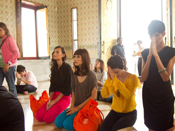 3 cô gái xinh đẹp tại chùa Vàng