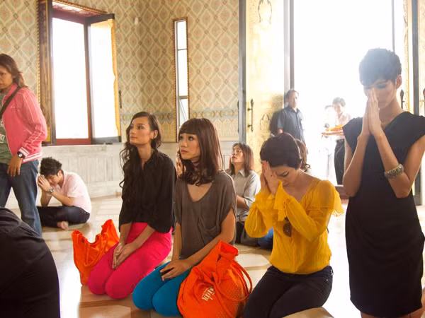 3 cô gái xinh đẹp tại chùa Vàng