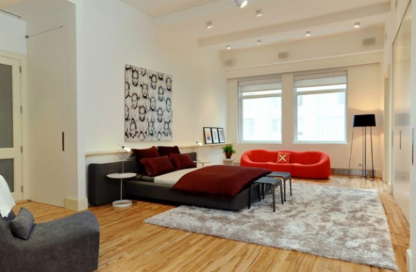 Phòng ngủ này thì đặc biệt với một chiếc gương lớn làm điểm nhấn Phòng ngủ với của sổ rộng lớn, bức tranh đầu giường thật lạ Phòng bếp mang phong cách châu Âu, tiện nghi và hiện đại, đặc biệt với không gian mở trên mái đón ánh sáng và không khí từ bên ngoài