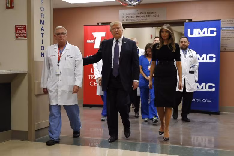 Tổng thống Trump 'né' vấn đề kiểm soát súng trong chuyến thăm Las Vegas ảnh 4