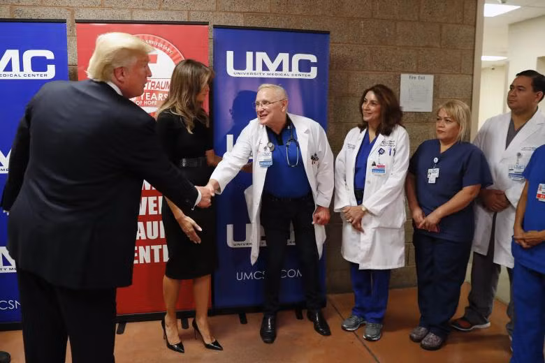 Tổng thống Trump 'né' vấn đề kiểm soát súng trong chuyến thăm Las Vegas ảnh 3
