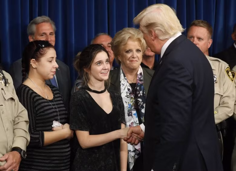 Tổng thống Trump 'né' vấn đề kiểm soát súng trong chuyến thăm Las Vegas ảnh 1