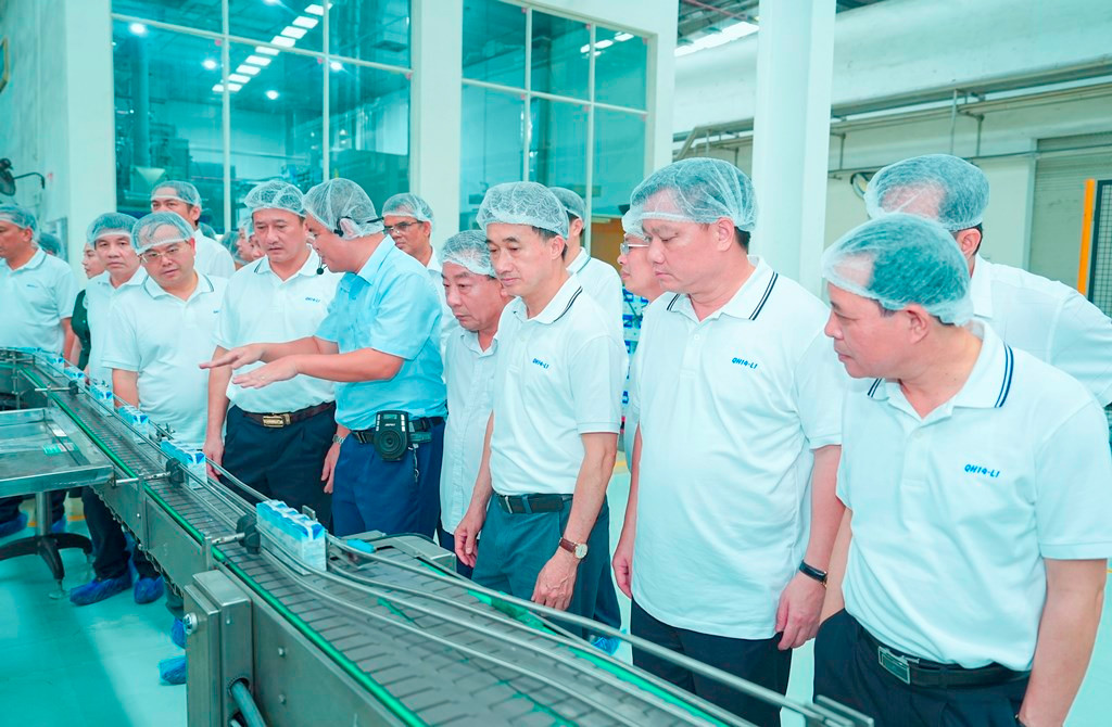 Đoàn thăm dây chuyền sản xuất sữa tươi sạch TH true MILK - Thương hiệu quốc gia Việt Nam