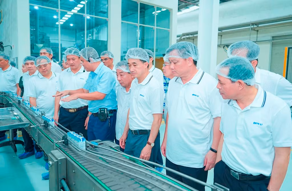 Đoàn thăm dây chuyền sản xuất sữa tươi sạch TH true MILK - Thương hiệu quốc gia Việt Nam Đoàn thăm dây chuyền sản xuất sữa tươi sạch TH true MILK - Thương hiệu quốc gia Việt Nam