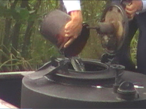 Lần lượt đổ vào từng hầm một lượng chất lỏng. Ảnh: Phương Thanh - Trần Hơn. Lần lượt đổ vào từng hầm một lượng chất lỏng. Ảnh: Phương Thanh - Trần Hơn