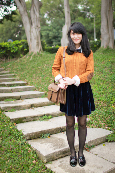 Chân váy chữ A, chân váy xếp ly mang đến một vẻ đẹp nữ tính dễ thương. Phần nơ buộc trên cổ áo hay váy là chi tiết thường thấy trong phong cách thời trang của các cô nàng nữ sinh. Blazer là item đại diện cho phong cách nữ sinh Châu Âu. Diện quần short với áo sơ mi trong ngày đi chơi cùng bạn bè.