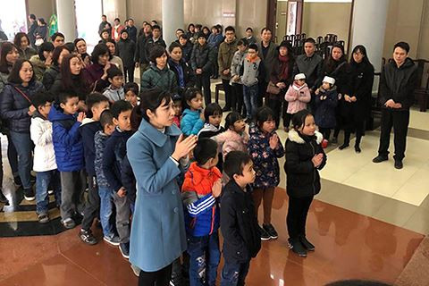 Xúc động các bạn nhỏ tới viếng Hải An - cô bé có trái tim nhân hậu ảnh 4