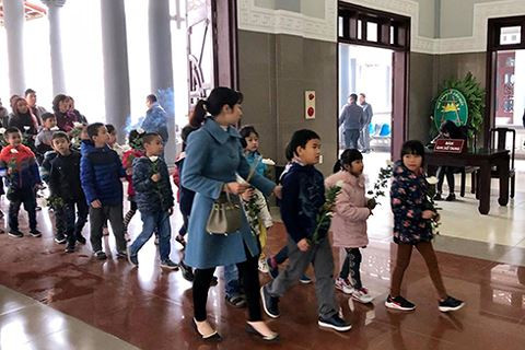 Xúc động các bạn nhỏ tới viếng Hải An - cô bé có trái tim nhân hậu ảnh 1