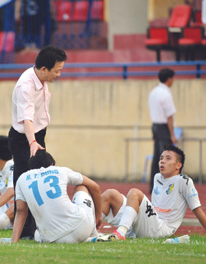 Bầu Hiển luôn phủ nhận thông tin là ông chủ của CLB Hà Nội T&T và SHB Đà Nẵng ở V.League cũng như CLB Hà Nội ở hạng Nhất. Ảnh: VSI. Bầu Hiển luôn phủ nhận thông tin là ông chủ của CLB Hà Nội T&T và SHB Đà Nẵng ở V.League cũng như CLB Hà Nội ở hạng Nhất. Ảnh: VSI