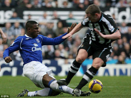 Kevin Nolan đạp thẳng vào chân của cầu thủ Everton, Victor Anicheb, và trọng tài Lee Mason đã quyết định rút thẻ đỏ truất quyền thi đấu của cầu thủ này