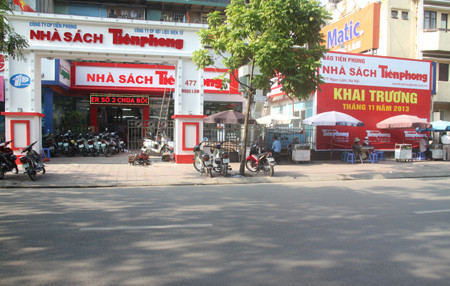 Nhà sách được đặt tại 477 Ngọc Lâm – nơi đây được coi là trung tâm của thị trấn Gia Lâm cũ.