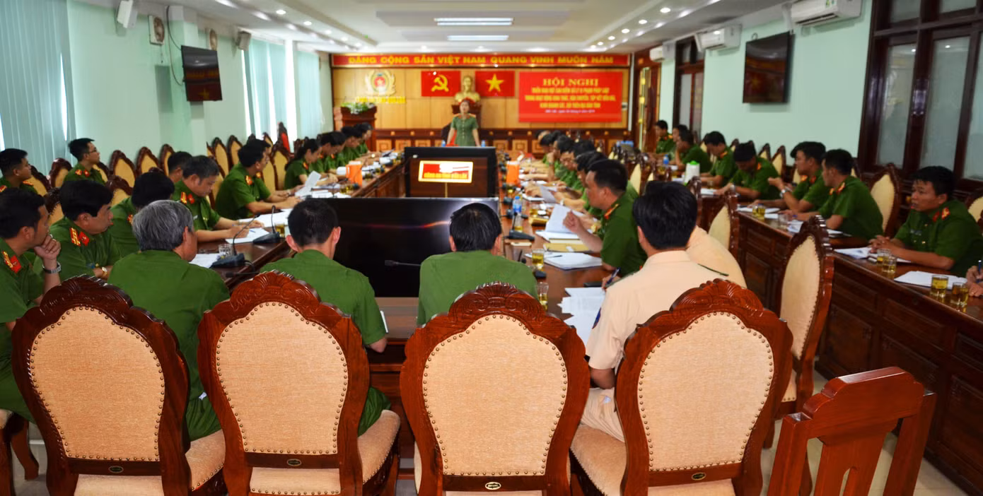 Cùng cảnh sát đường thủy truy quét 'cát tặc' trên Tây Nguyên ảnh 3