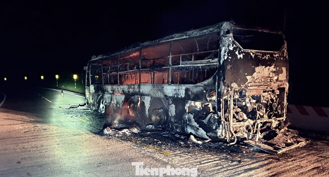 Xe khách giường nằm bốc cháy dữ dội trên đường Hồ Chí Minh ảnh 1