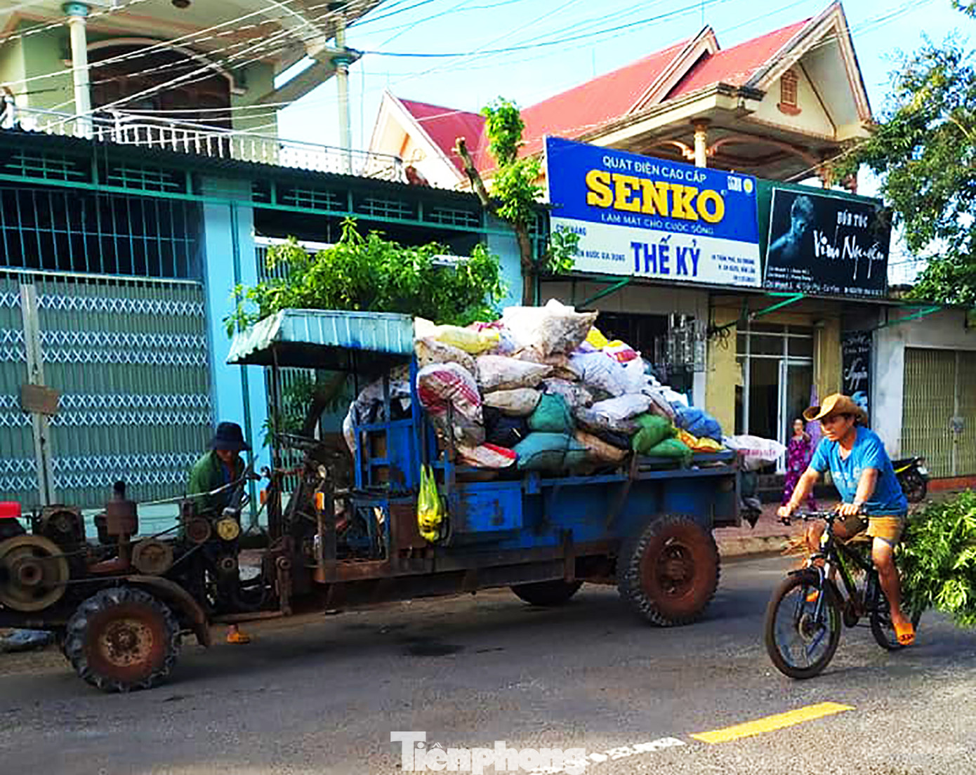 Xe cày hối hả chở rác 'giải cứu' thị trấn cao nguyên ảnh 2