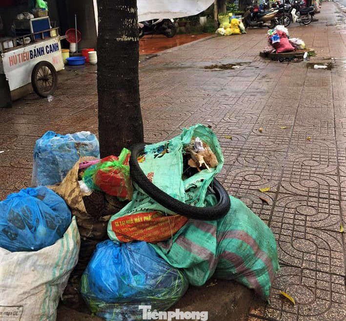 Người dân ngộp thở trong thị trấn ngập rác ở Đắk Lắk ảnh 10