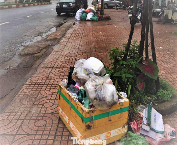 Người dân ngộp thở trong thị trấn ngập rác ở Đắk Lắk ảnh 9