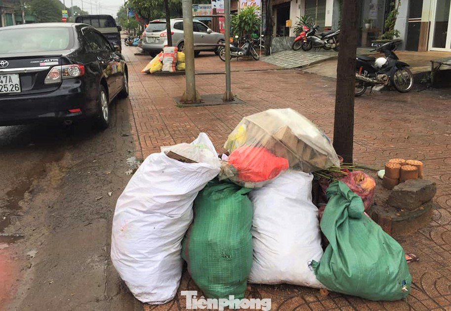 Người dân ngộp thở trong thị trấn ngập rác ở Đắk Lắk ảnh 1