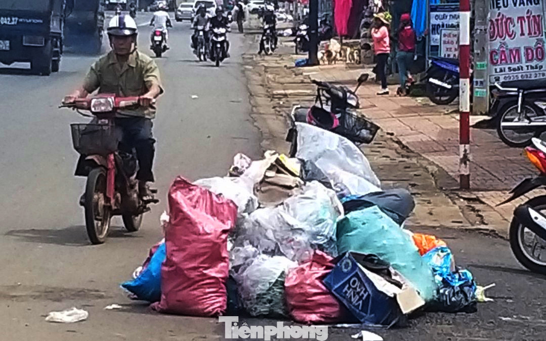 Người dân ngộp thở trong thị trấn ngập rác ở Đắk Lắk ảnh 2