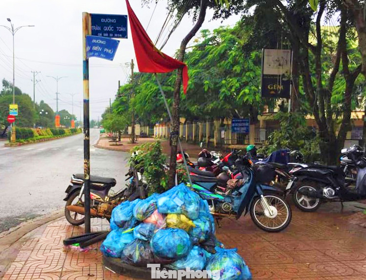 Người dân ngộp thở trong thị trấn ngập rác ở Đắk Lắk ảnh 3