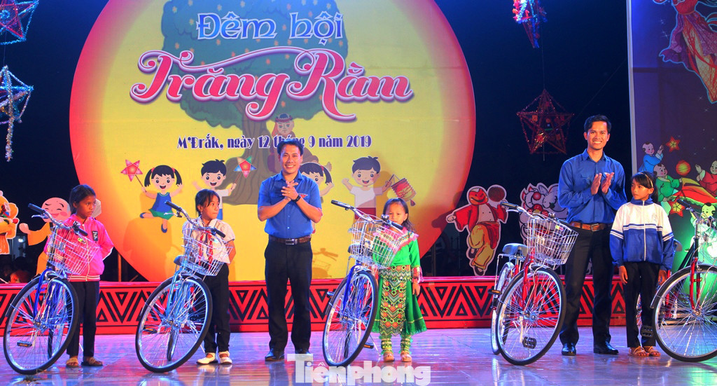 Thiếu nhi huyện thảo nguyên M’đrắk với Hội trăng rằm 'nhiều quà chưa từng có' ảnh 8