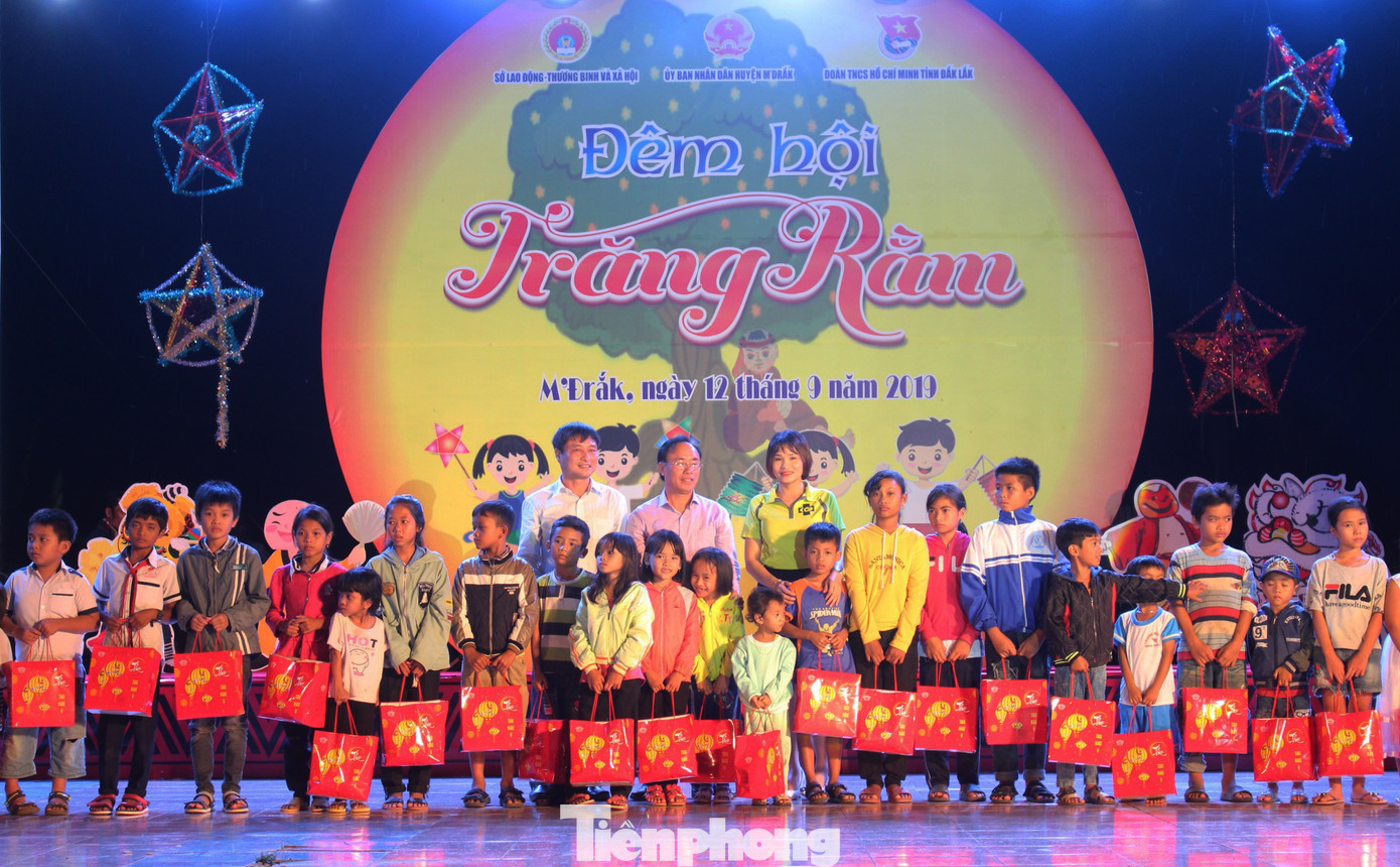 Thiếu nhi huyện thảo nguyên M’đrắk với Hội trăng rằm 'nhiều quà chưa từng có' ảnh 9