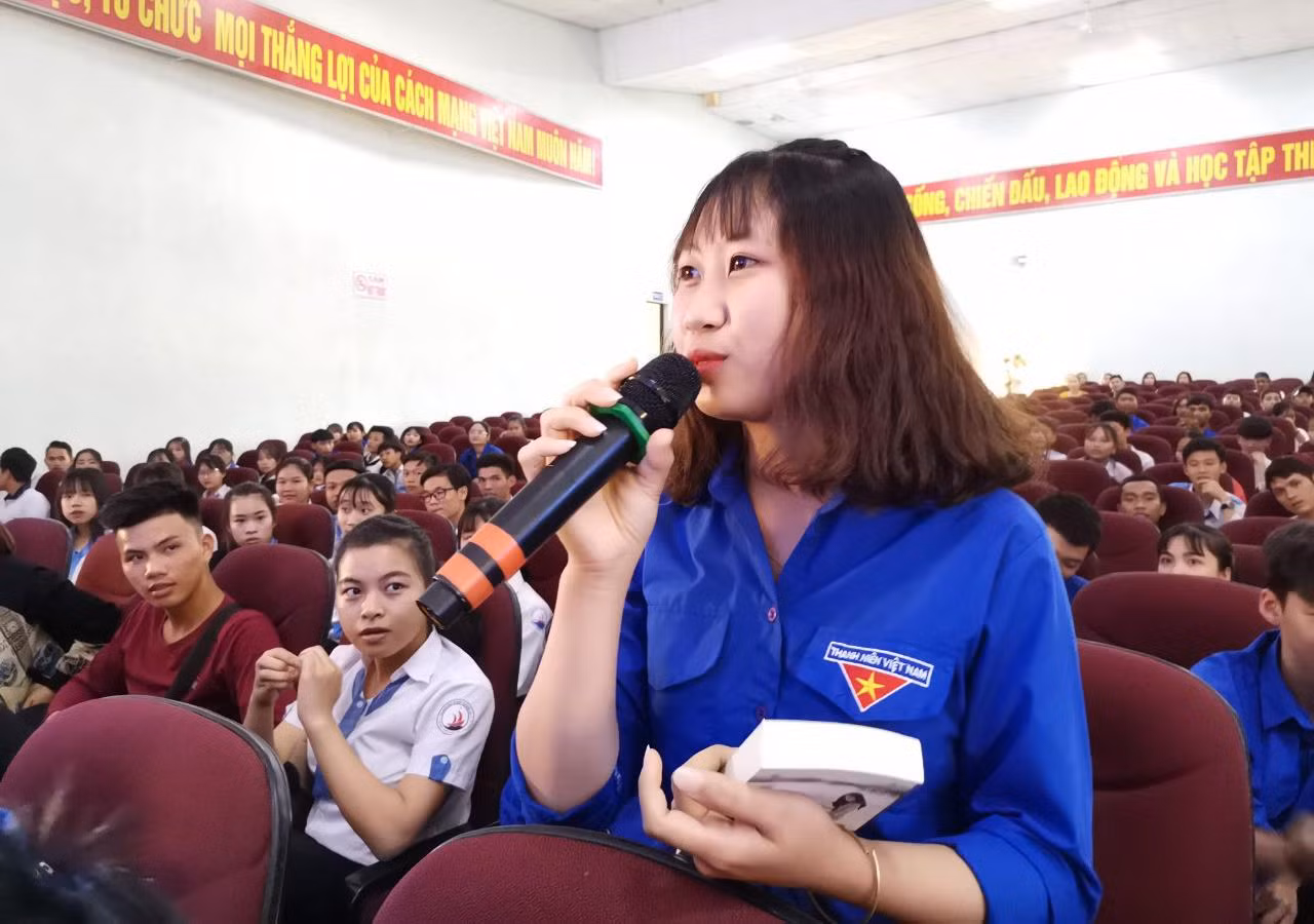 Giới trẻ M'đrắk giao lưu với 3 nàng hoa hậu, á hậu tặng sách ảnh 8