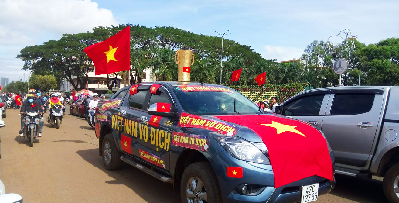 Cổ động viên ngồi xe lăn, truyền máu vẫn cuồng nhiệt cổ vũ U23 Việt Nam ảnh 2