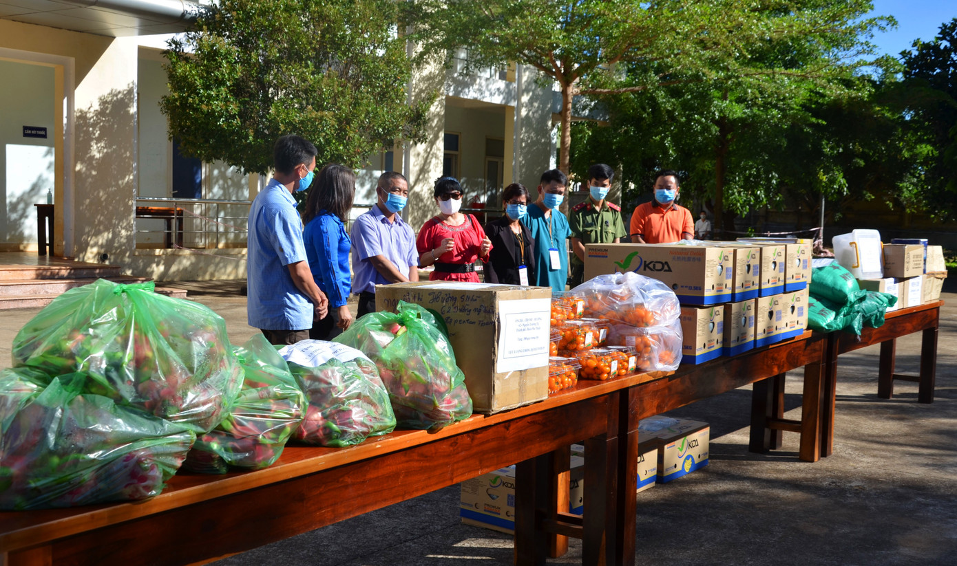Tây Nguyên: Người dân góp quà động viên tuyến đầu phòng chống COVID-19 ảnh 3