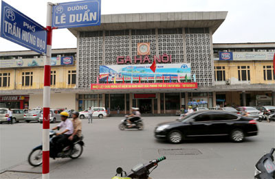 Cảnh đổ nát ở ga Hà Nội trong trận ném bom và bây giờ