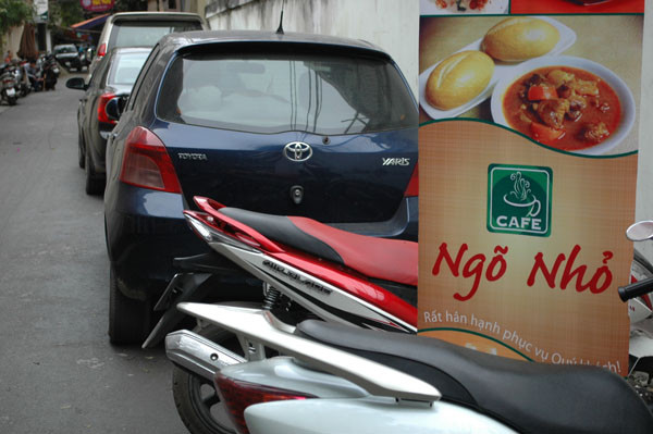 Ô tô chọn ngõ nhỏ để đỗ