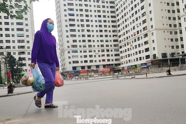 Được biết, tổ hợp chung cư HH Linh Đàm gồm 12 tòa nhà được xây dựng tại khu bán đảo Linh Đàm. Tổ hợp gồm 4 khu, mỗi tổ hợp được xây dựng thành 3 đơn nguyên A,B,C với tổng số khoảng 8.500 căn hộ. Tổng dân số tại 12 tòa nhà của tổ hợp lên tới gần 40.000 người. Riêng tòa HH4C có khoảng 3.000 nghìn người.