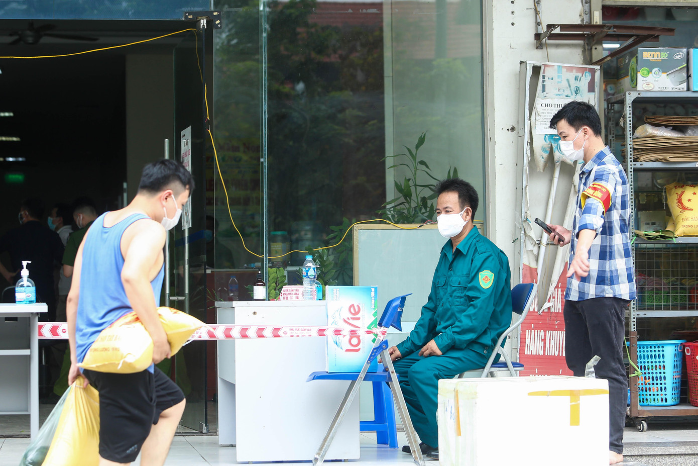 Theo ghi nhận của PV, sau khi có thông tin ca mắc COVID-19, nhiều người thân có người sinh sống trong tòa HH4C đến tiếp tế lương thực thực phẩm vào bên trong tòa nhà.