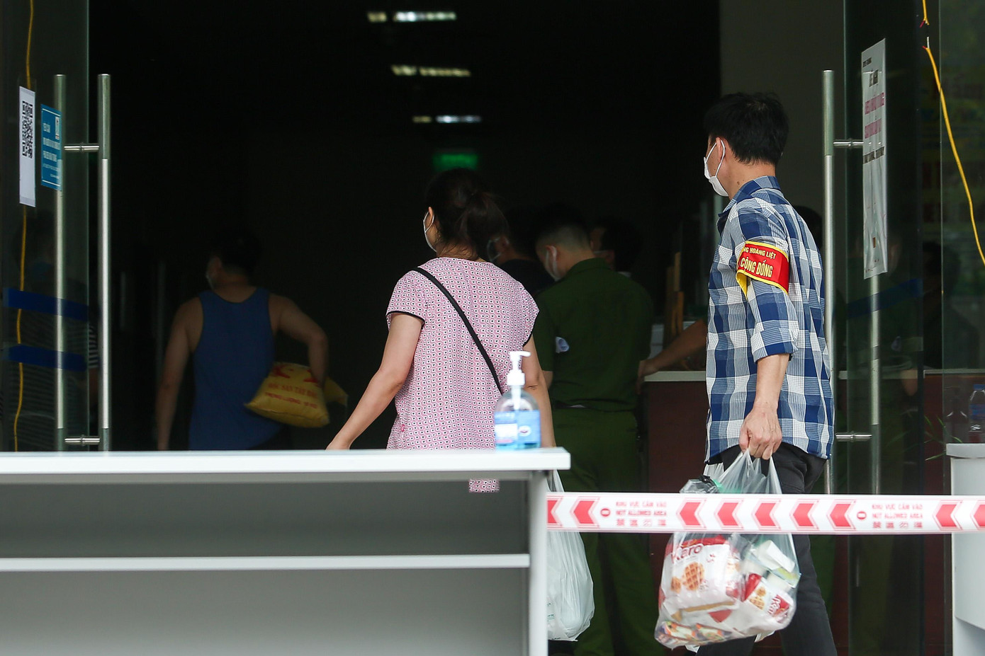 Hiện cư dân tòa HH4C chỉ được phép đi về tòa nhà chứ không được phép di chuyển ra khỏi tòa nhà đến lúc có thông báo mới.