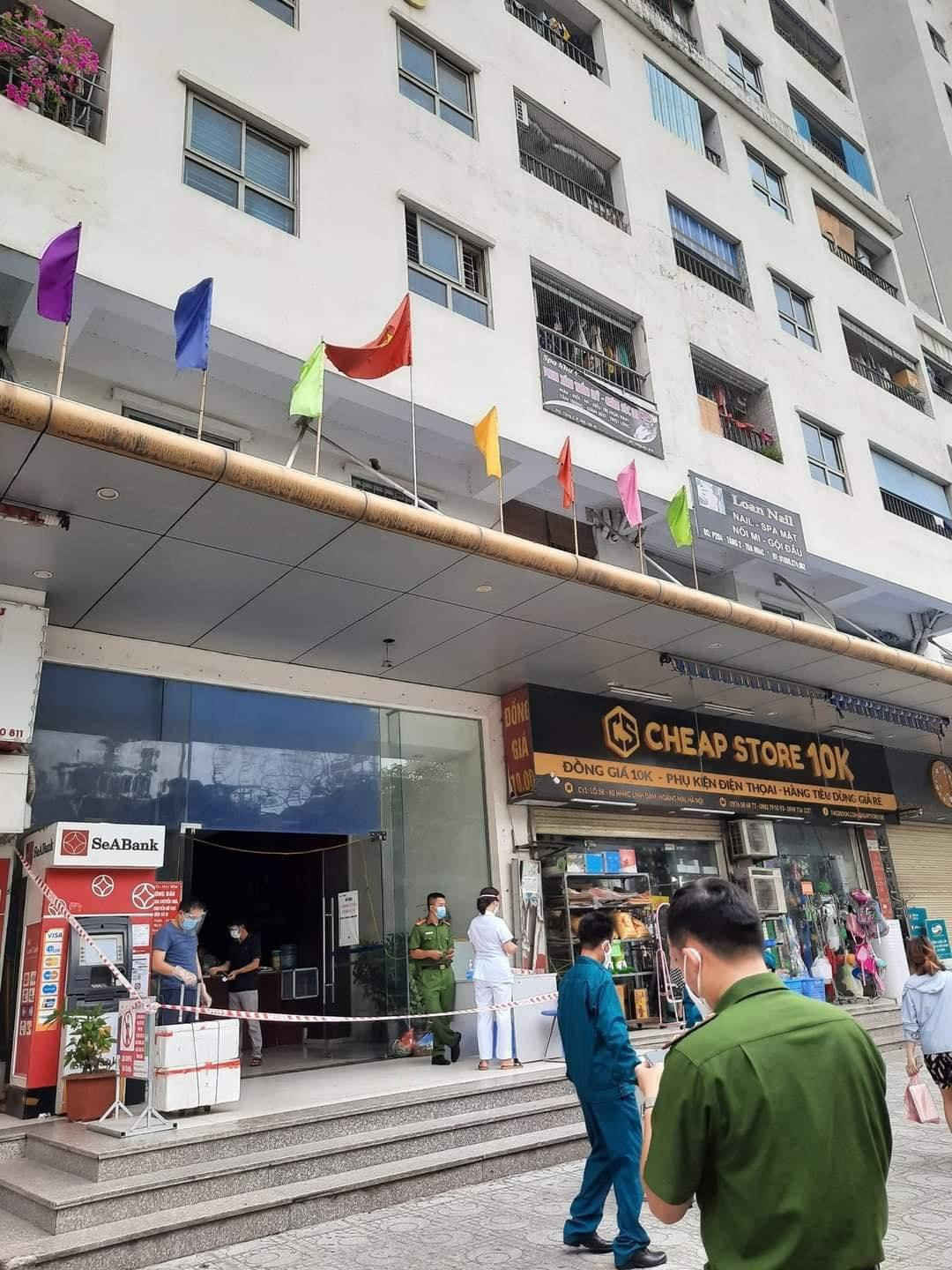 Cơ quan chức năng quận Hoàng Mai (Hà Nội) vừa phong tỏa tòa tạm thời tòa nhà HH4C chung cư Linh Đàm (phường Hoàng Liệt) do có ca nghi nhiễm COVID-19.