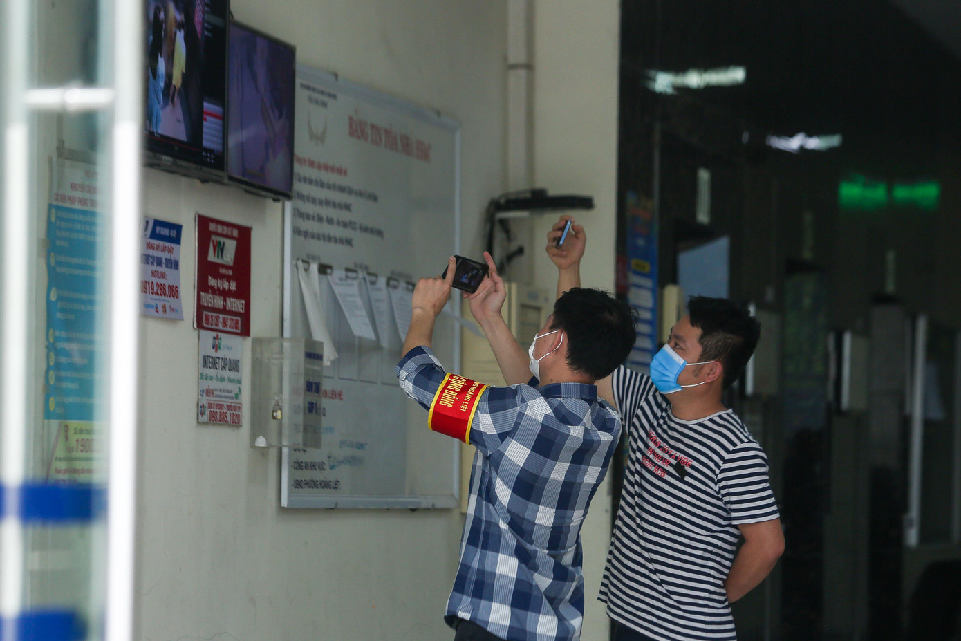 Ngoài việc phong tỏa tòa nhà HH4C, lực lượng chức năng cũng tiến hành trích xuất camera để truy vết những người có liên quan.