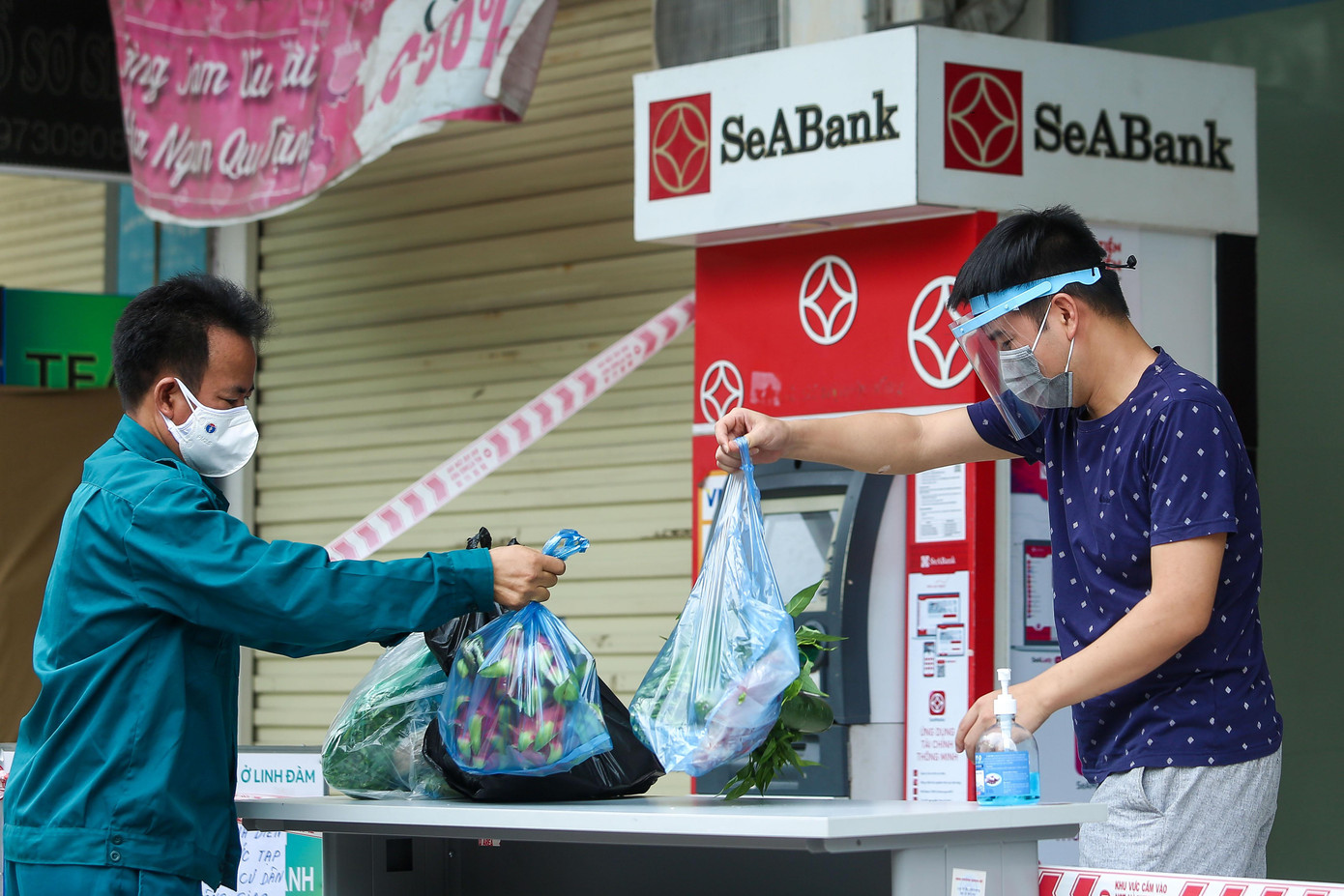 “Đến thời điểm hiện tại chúng tôi đã truy vết được 7F1 và 54 người liên quan cùng tầng nơi có ca mắc COVID-19 và tiếp tục truy vết các trường hợp liên quan”, lãnh đạo phường Hoàng Liệt thông tin.