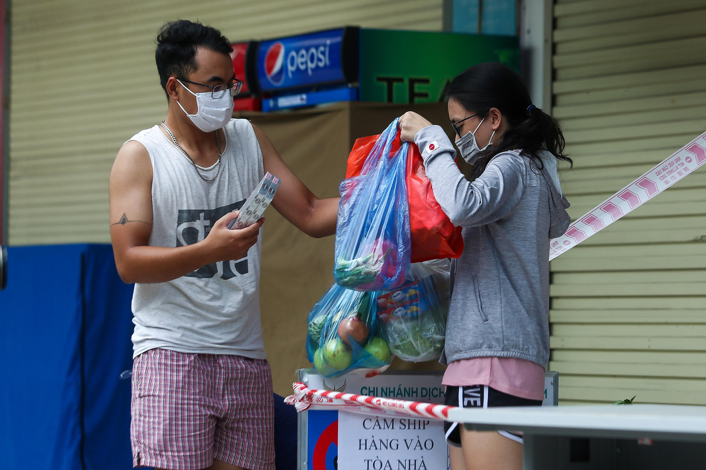 Lương thực tiếp tế chủ yếu là gạo, rau, củ quả...